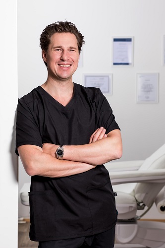 Dr. Wolf ist Facharzt für plastische und ästhetische Chirurgie